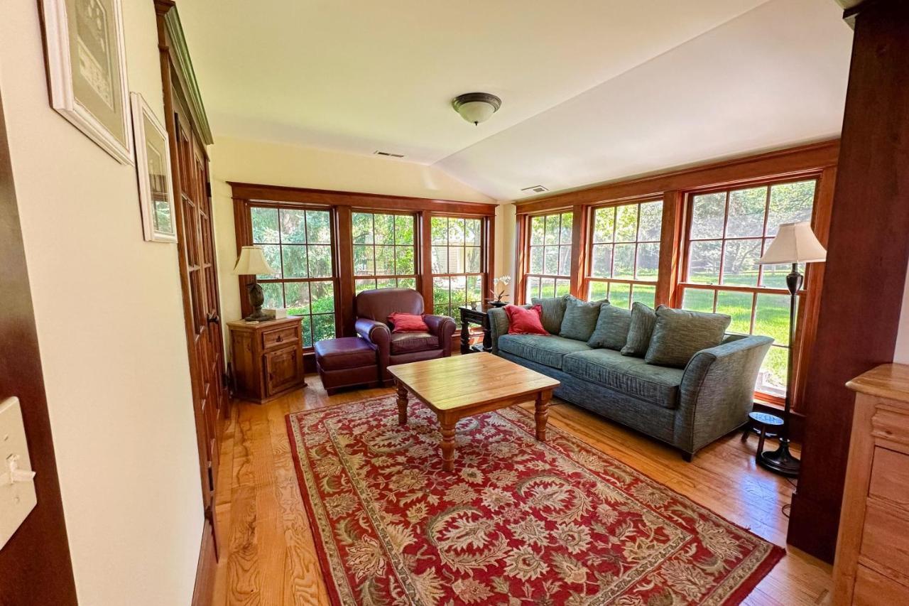 Marty'S Place Langley Εξωτερικό φωτογραφία