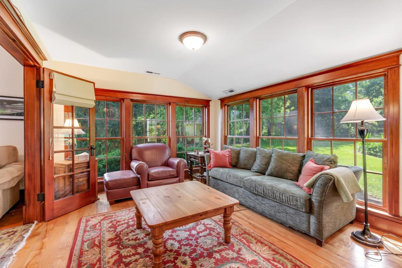 Marty'S Place Langley Εξωτερικό φωτογραφία